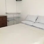 Quarto E Sala Bem Localizado